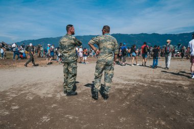 Zeltweg, Avusturya. 03.09.2022 Hava Kuvvetleri 22, Avusturya 'da Avrupa Havacılık Festivali. İnsanlar dağlardaki festivalde dinleniyorlar..