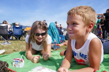 Zeltweg, Avusturya. 03.09.2022 Hava Kuvvetleri 22, Avusturya 'da Avrupa Havacılık Festivali. İnsanlar dağlardaki festivalde dinleniyorlar..
