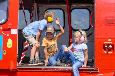 Zeltweg, Avusturya. 03.09.2022 Hava Kuvvetleri 22, Avusturya 'da Avrupa Havacılık Festivali. İnsanlar dağlardaki festivalde dinleniyorlar..
