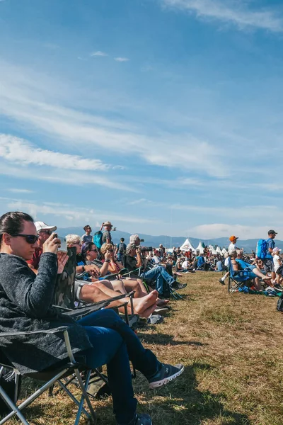 Zeltweg, Avusturya. 03.09.2022 Hava Kuvvetleri 22, Avusturya 'da Avrupa Havacılık Festivali. İnsanlar dağlardaki festivalde dinleniyorlar..