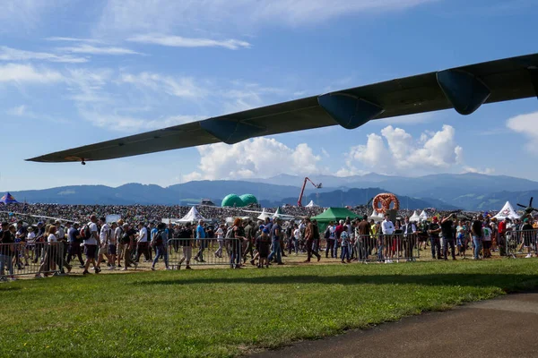 Zeltweg, Avusturya. 03.09.2022 Hava Kuvvetleri 22, Avusturya 'da Avrupa Havacılık Festivali. İnsanlar dağlardaki festivalde dinleniyorlar..