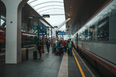 Salzburg 'daki ana tren istasyonu. Avusturya 'da trenler ve ulaşım, turizm.