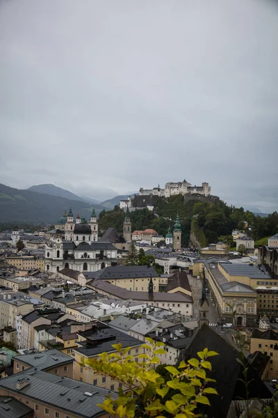 Vacker Turiststad Österrike Salzburg Stadsutsikt Från Höjd Vackra Gator Och — Stockfoto