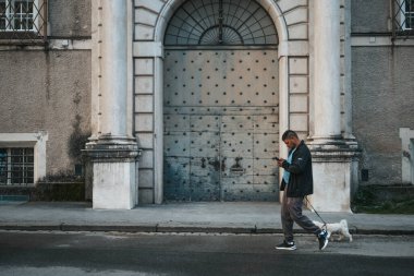 Avusturya 'nın güzel turistik kenti, Salzburg şehri yüksek, güzel sokaklar ve eski bir Avrupa şehri olan Festung Hohensalzburg' dan manzaralı..