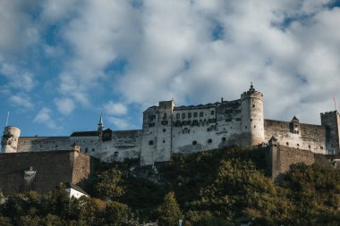 Avusturya 'nın güzel turistik kenti, Salzburg şehri yüksek, güzel sokaklar ve eski bir Avrupa şehri olan Festung Hohensalzburg' dan manzaralı..