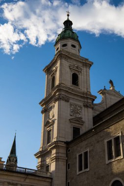 Avusturya 'nın güzel turistik kenti, Salzburg şehri yüksek, güzel sokaklar ve eski bir Avrupa şehri olan Festung Hohensalzburg' dan manzaralı..