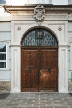 Avusturya 'nın güzel turistik kenti, Salzburg şehri yüksek, güzel sokaklar ve eski bir Avrupa şehri olan Festung Hohensalzburg' dan manzaralı..