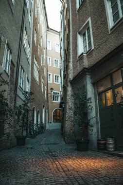 Avusturya 'nın güzel turistik kenti, Salzburg şehri yüksek, güzel sokaklar ve eski bir Avrupa şehri olan Festung Hohensalzburg' dan manzaralı..