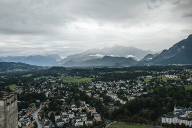 Avusturya 'nın güzel turistik kenti, Salzburg şehri yüksek, güzel sokaklar ve eski bir Avrupa şehri olan Festung Hohensalzburg' dan manzaralı..