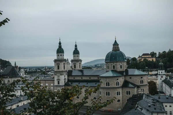 잘츠부르크 오스트리아의 아름다운 아름다운 거리와 유럽의 부르크에서 바라본 — 스톡 사진