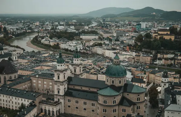 잘츠부르크 오스트리아의 아름다운 아름다운 거리와 유럽의 부르크에서 바라본 — 스톡 사진