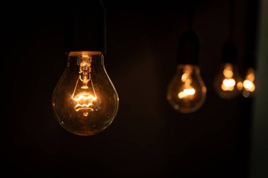 Güzel lambalar karanlıkta parlar, arkaplanı ışıkla kapatır..