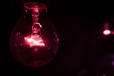 Güzel lambalar karanlıkta parlar, arkaplanı ışıkla kapatır..