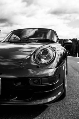 Porsche arabası yakın, marka sembolü. Arabası olan güzel bir arka plan..