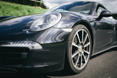 Porsche arabası yakın, marka sembolü. Arabası olan güzel bir arka plan..
