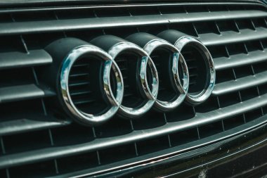 Audi 'nin arabası yakın plan, marka sembolü. Arabası olan güzel bir arka plan..