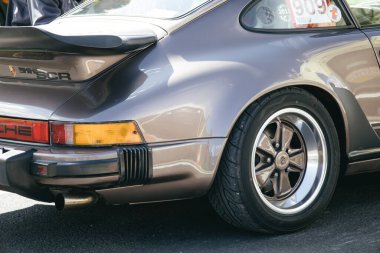 Avusturya, Graz şehrinde akşam ve gün batımı. Gece şehri, şehir sokakları..