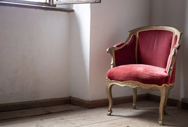 Старая Европейская Мебель Старом Доме Красные Деревянные Кресла Антиквариат Дорогая — стоковое фото