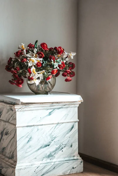 Een Prachtige Vaas Bloemen Een Marmeren Sokkel Oud Europees Meubilair — Stockfoto