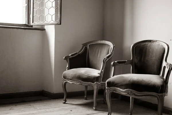 Старая Европейская Мебель Старом Доме Красные Деревянные Кресла Антиквариат Дорогая — стоковое фото