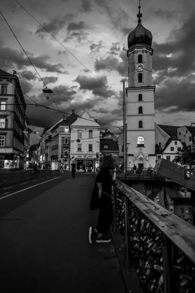 Avusturya, Graz şehrinde akşam ve gün batımı. Gece şehri, şehir sokakları..