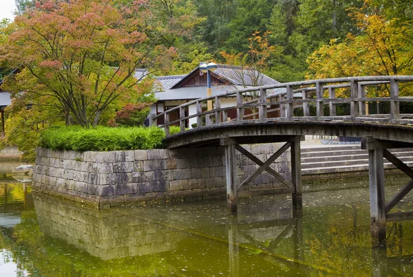 Puente sobre el estanque en el jardín japonés, Hasselt, Bélgica . —  Fotos de Stock