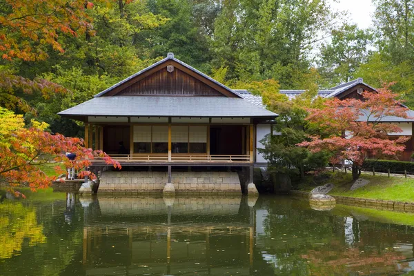 Casa de té reflejándose en el estanque en el jardín japonés —  Fotos de Stock