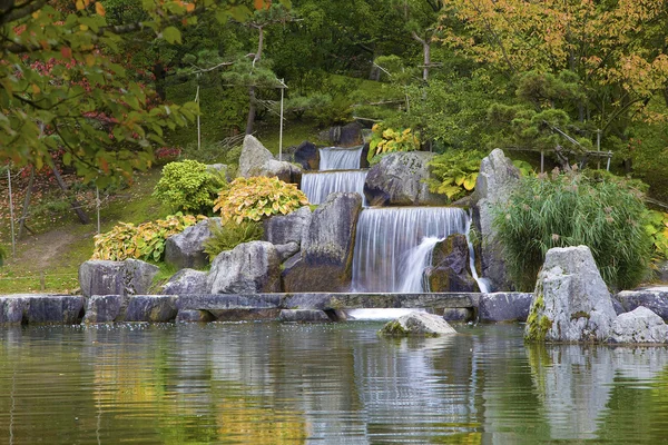 Kaszkád vízesés a japán kert, hasselt, belgium — Stock Fotó