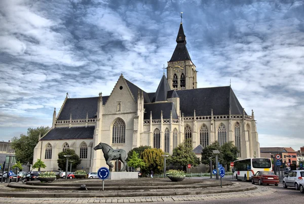 Church and the statue of horse in the centre of Vilvoorde — Stock Photo, Image