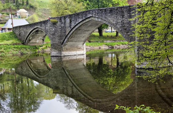 Мост через реку Семуа в Бульоне, рядом с замком — стоковое фото