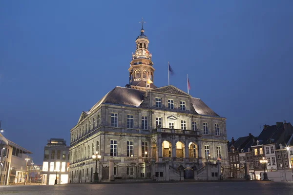 Vista noturna para a prefeitura de Maastricht — Fotografia de Stock
