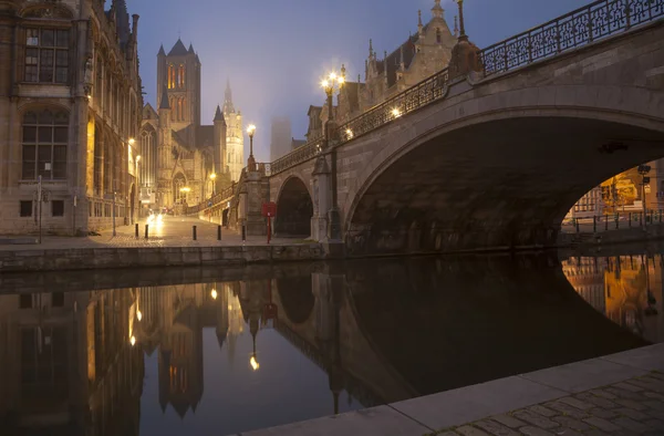 Michael s ponte e cidade belfot de Gent no nevoeiro — Fotografia de Stock