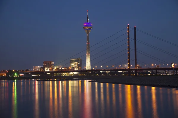 Nattliv i Düsseldorf med rheinturm tower — Stockfoto