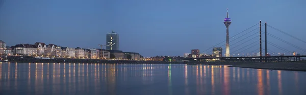 Nacht panorama van dusseldorf — Stockfoto