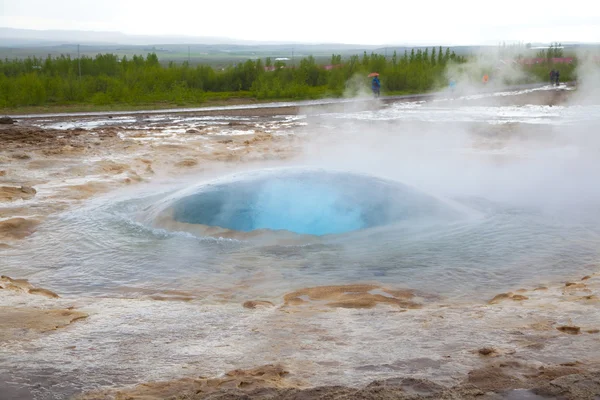 La burbuja aparece antes de la erupción del géiser Strokkur — Foto de Stock