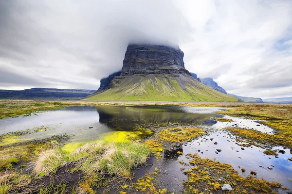 Cliff reflating in the water, Islanda — Foto Stock