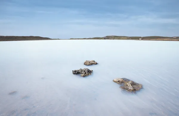 Małe niebieskie jezioro geotermalnych w północnej części Islandii — Zdjęcie stockowe