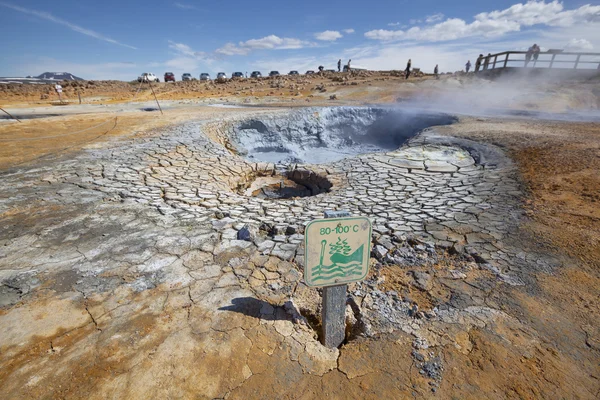 Señal de atención de alta temperatura cerca de fumarola — Foto de Stock