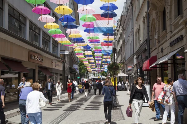 Пешеходная улица, украшенная множеством красочных зонтиков — стоковое фото