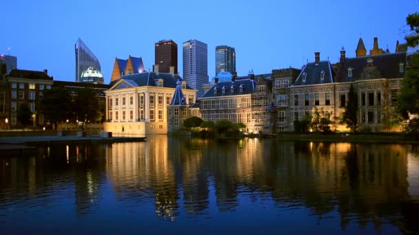 Vista nocturna del Palacio Binnenhof — Vídeo de stock