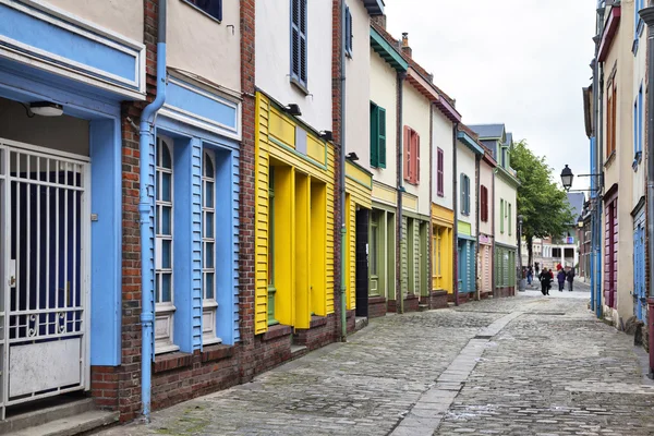 Wąska ulica z małe kolorowe domy — Zdjęcie stockowe
