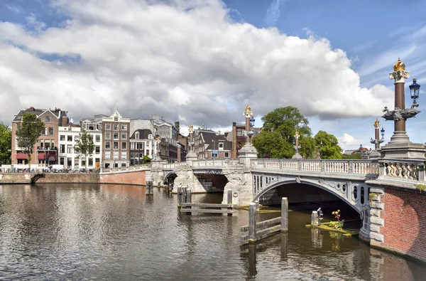 在阿姆斯特丹的 blauwbrug 桥 — 图库照片