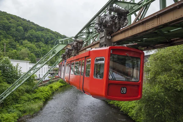 ヴッパータールの懸濁液の鉄道の赤いワゴン — ストック写真