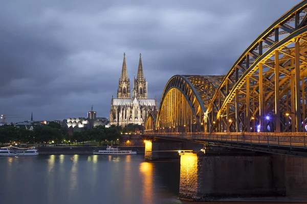 Keulen kathedraal en hohenzollern brug in avond — Stockfoto