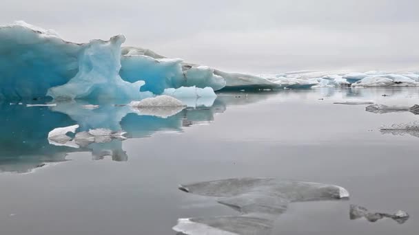 Pezzi di ghiaccio galleggiano giù nella laguna di ghiaccio — Video Stock