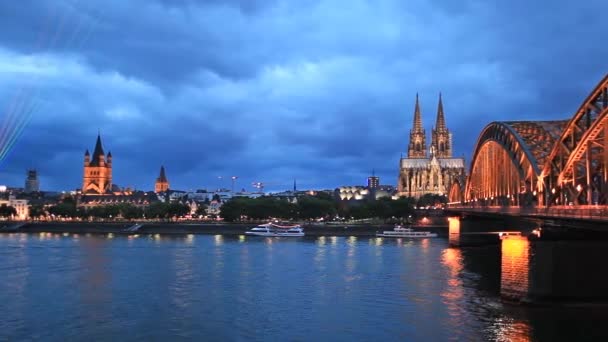 Sv. martin kostel, kolínské katedrály a hohenzollern most — Stock video