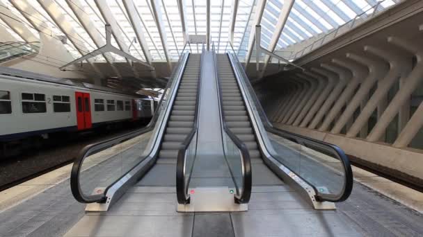 Escada rolante na estação ferroviária central de Liege — Vídeo de Stock