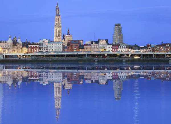 Antwerpen Skyline spiegelt sich im Fluss — Stockfoto
