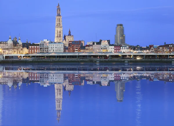 Skyline de Amberes reflejándose en el río — Foto de Stock