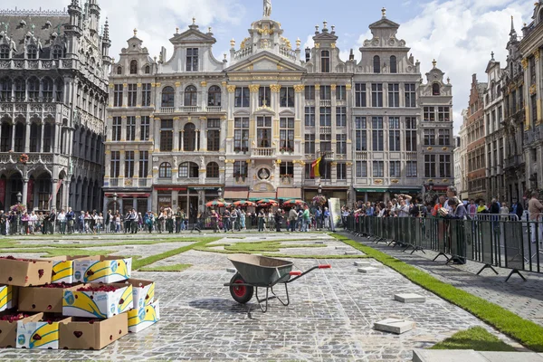 La gente crea alfombras de flores en la plaza Grand Place — Foto de Stock